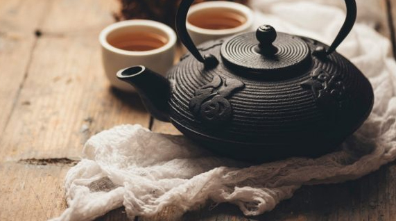 Théière noire en fonte