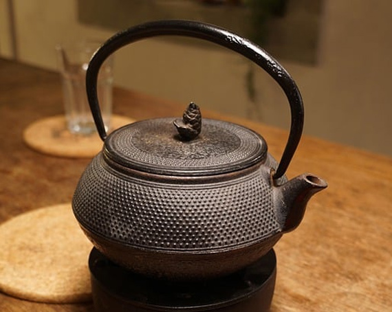 Théière en fonte noire sur table