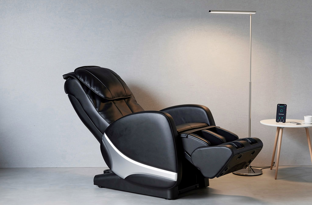 Fauteuil de massage intelligent incliné dans un salon moderne et épuré.